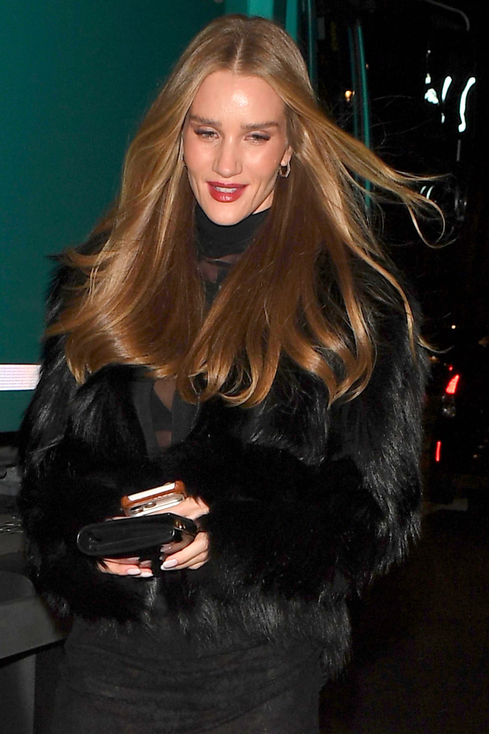 Коротенькая шубка Рози Хантингтон-Уайтли не смогла скрыть её попку в кружевном прозрачном платьице